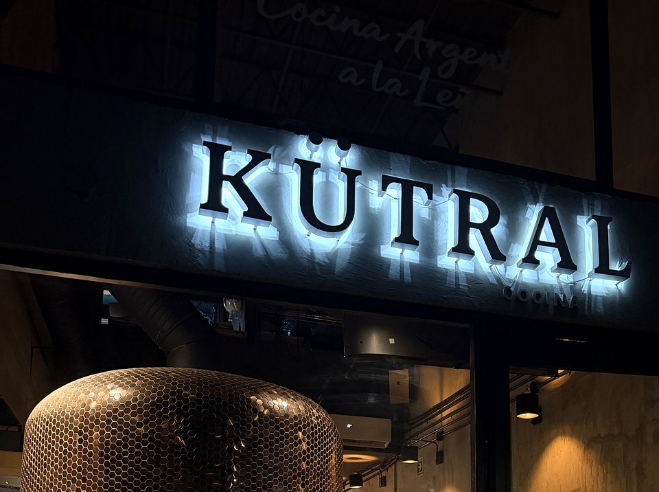 Fachada y acceso de KÜTRAL en Plaza Conquistadores