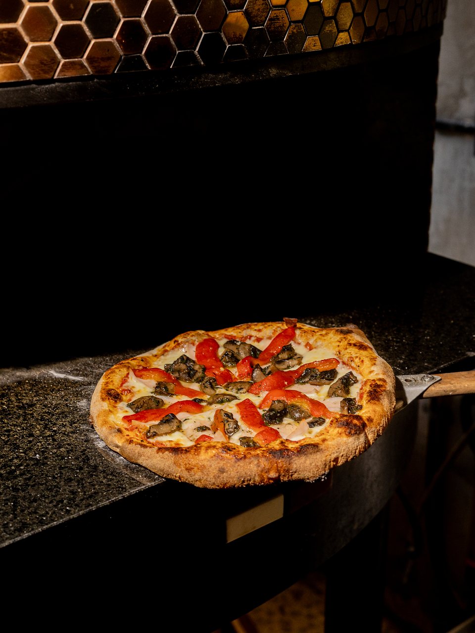 Pizza de KÜTRAL recién salida del horno de leña